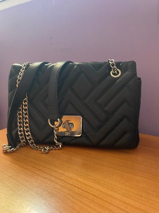 Bolso Negro Acolchado con Cadena