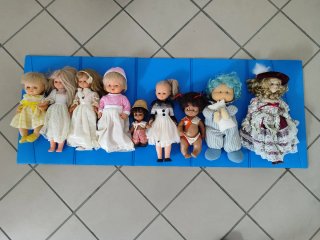 Lott di 8 bambole Famosa e una bambola in porcellana