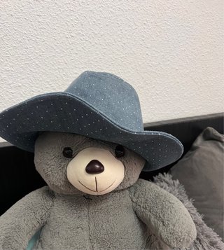 Gorra azul con estampado de puntos