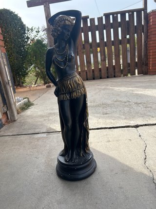 Escultura de mujer en escayola