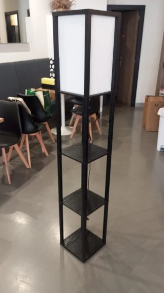Lámpara de pie con estantería
