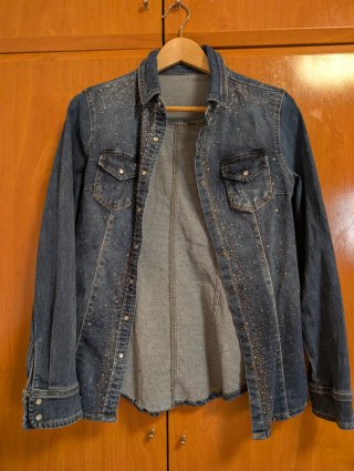 Camisa vaquera con detalles brillantes