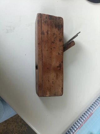 Antiguo cepillo de carpintero de madera