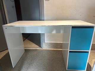Escritorio Blanco y Azul