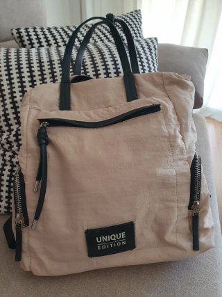 Mochila Beige con Detalles en Negro
