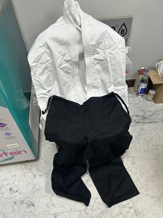 Kimono de Artes Marciales Blanco y Negro