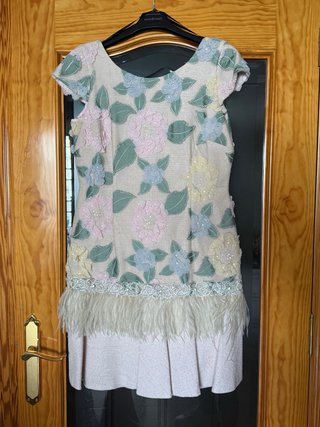 Vestido de fiesta con flores pedrería y plumas
