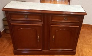 Mueble recibidor de madera con tapa de mármol