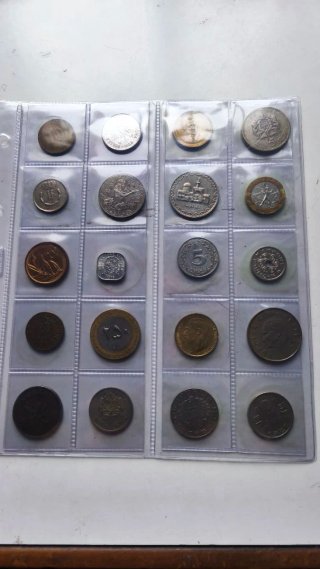 Hoja de álbum con monedas del mundo.Hoja num.1