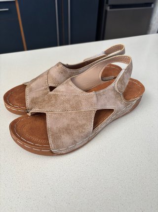 Sandalias de mujer beige topo con tiras cruzadas