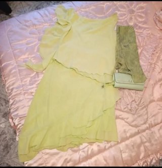 Vestido verde claro con Volantes con chal y bolso.