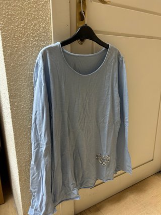Camiseta azul de manga larga