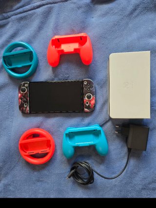 Nintendo Switch OLED con accesorios