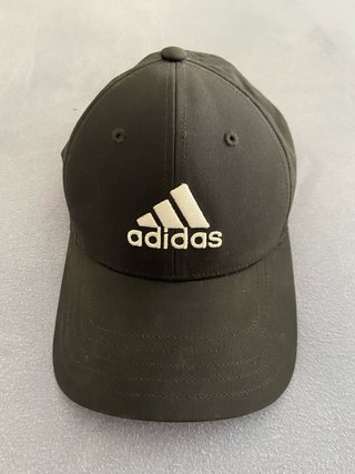 Gorra adidas Negra