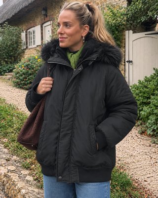 Abrigo Negro con Capucha pull and bear