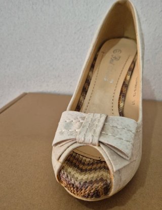 Zapatos de tacón beige con detalle trenzado