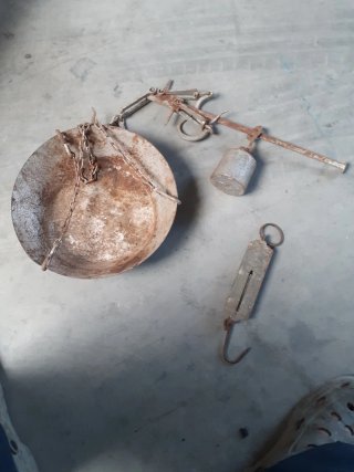 Básculas antiguas de metal
