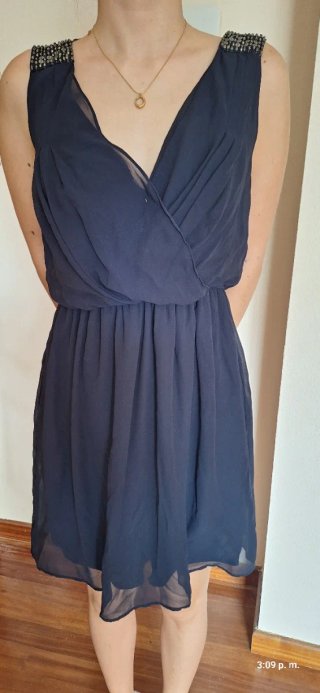 Vestido azul marino con detalles en hombros
