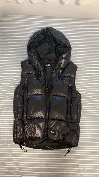 Chaleco Plumífero Negro Brillante de Zara