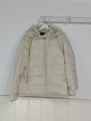 Cazadora acolchada beige con capucha
