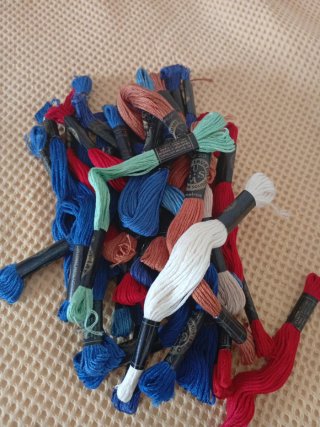 Lote Ana 100 madejas de hilos de bordar variados