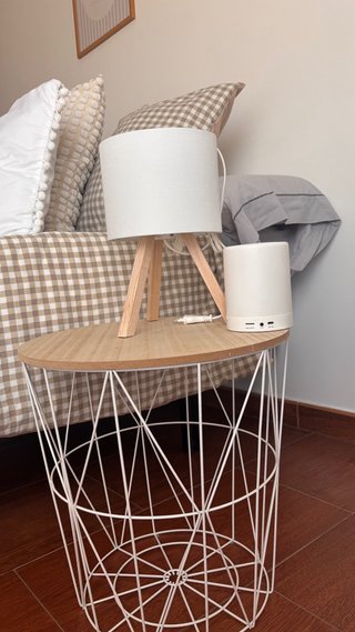 Mesa auxiliar con estructura metálica