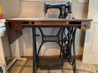 Máquina de coser antigua Wertheim con mueble