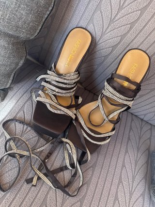 Sandalias Fashion Nova con brillantes