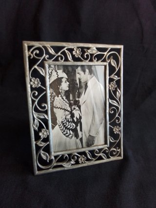 Portarretratos de Metal con Relieve Floral