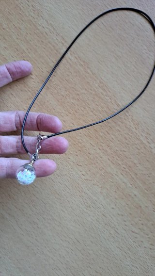Colgante con esfera de cristal