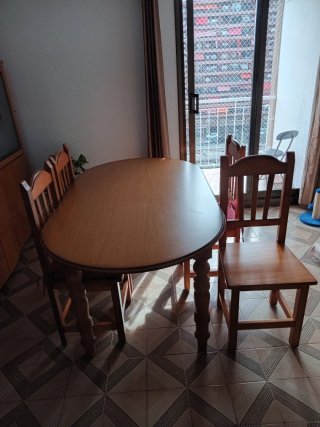 Mesa de Comedor y 4 Sillas de Pino Macizo