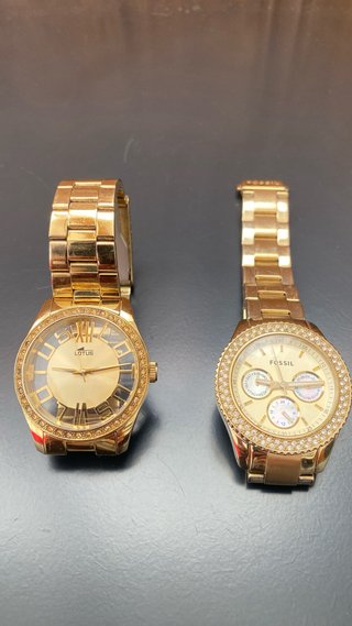 2 Relojes de Mujer Lotus y Fossil Dorados