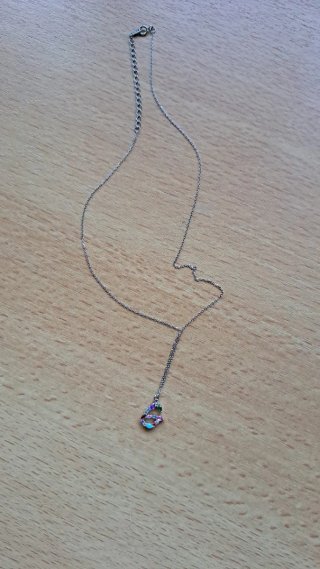Colgante con cadena plateada y letra 'G'