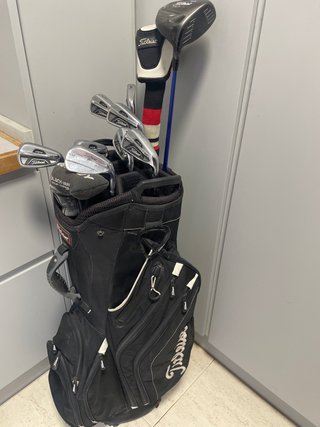 Set de palos de golf Titleist AP2 con bolsa