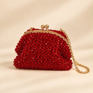 Bolso de mano rojo con cuentas