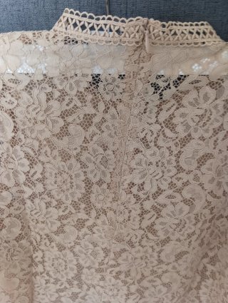 Blusa de encaje Zara color maquillaje