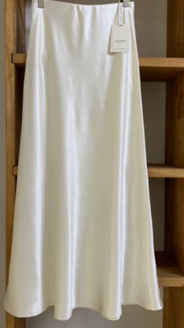 Falda midi satinada blanca