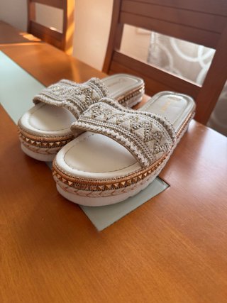 Sandalias con Plataforma y Detalles