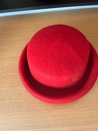 Sombrero de fieltro rojo