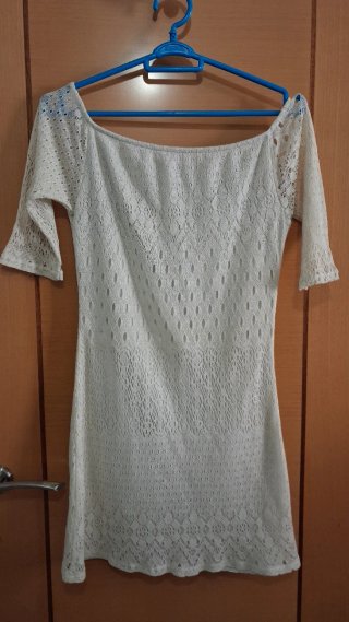 Vestido corto de encaje color crema