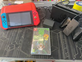 Nintendo Switch con juego Luigi's Mansion 3