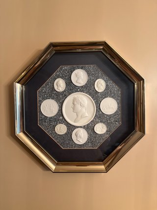 Coppia di quadri ottagonali neoclassici con medaglioni