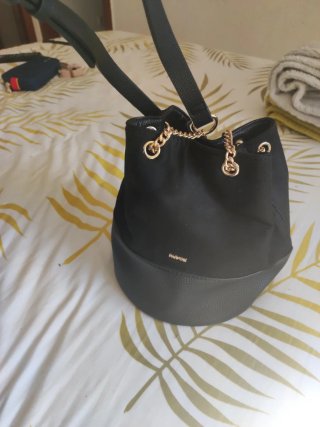 Bolso tipo saco Parfois negro