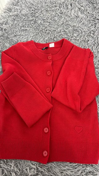 Cárdigan Rojo con Detalle de Corazón