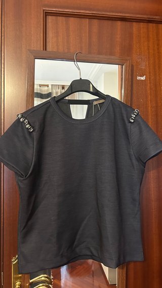 Camiseta negra Zara con detalles en hombros
