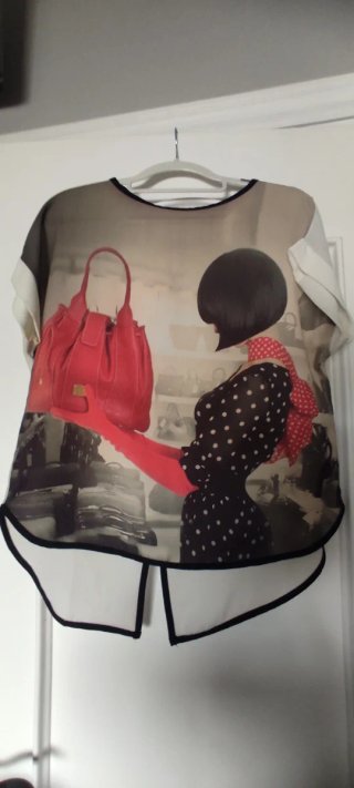 Blusa con estampado ilustrado
