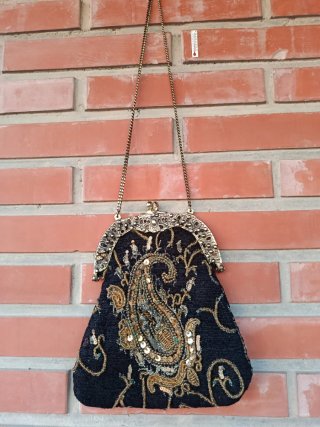 Bolso de mano negro con detalles bordados
