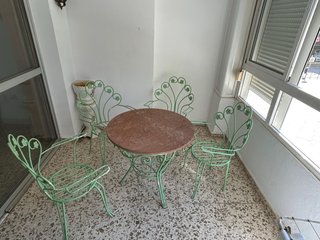 Juego de mesa y 4 sillas de hierro