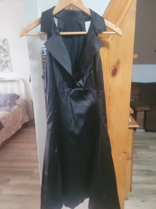 Vestido negro con cuello solapa