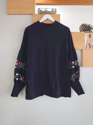Sudadera Negra con Bordado de Flores